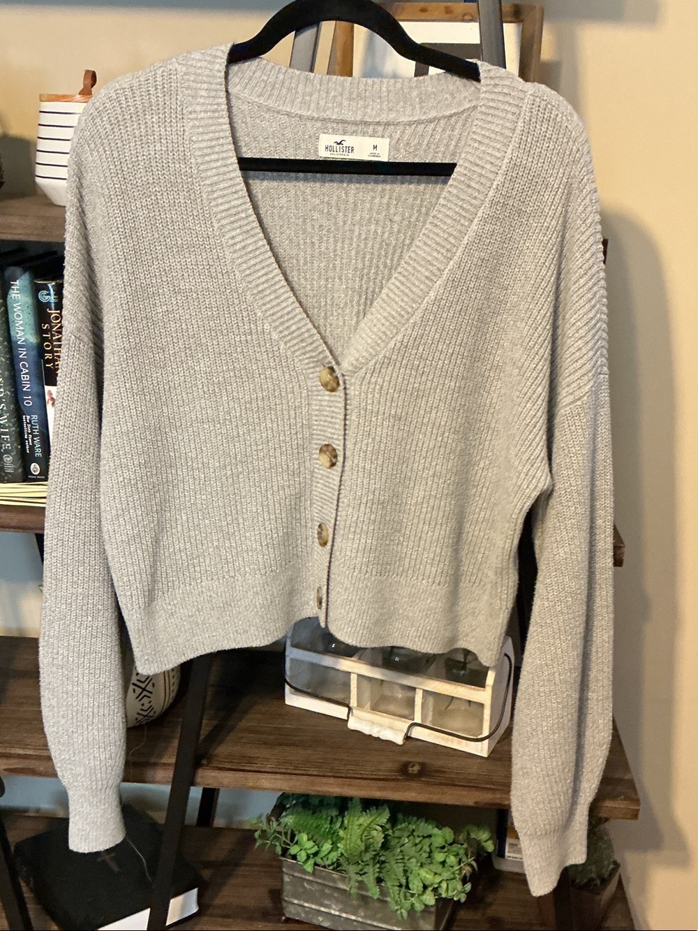 Hollister Light Gray Ribbed V-Neck Button Cardigan Cropped Size M